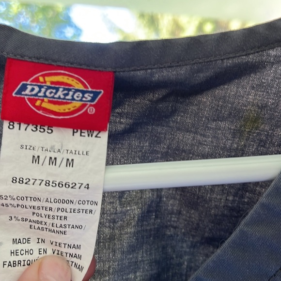 Dickie’s medium scrub top - Picture 2 of 2